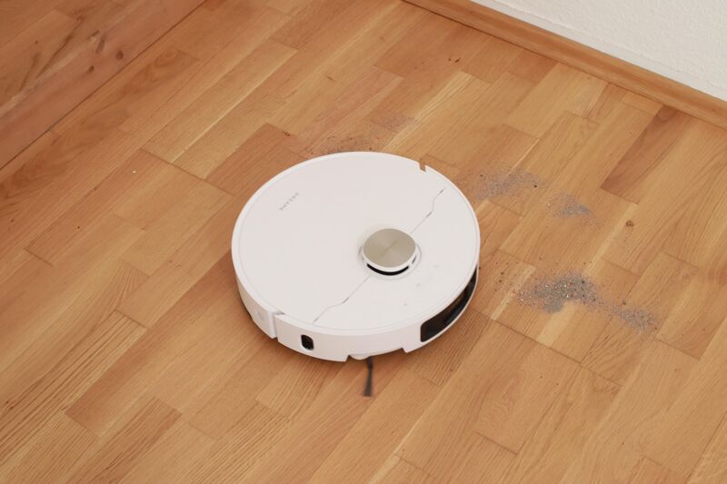 Dreame X40 Ultra saugt Linsen vom Parkett